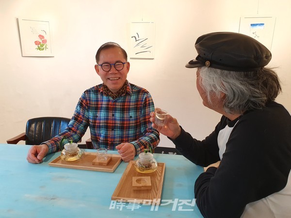 이관희 이사장은 학비를 벌려고 시작한 학원을 25년간이나 운영하게 되었고, 가르친 제자들이 원하는 대학에 입학하여 졸업 후 사회에서 병원, 대기업, 사업체 등에서 중추적 역할을 하는 것을 보며 큰 보람을 느낀다. 제자들이 결혼할 때는 주례를 서기도 했는데 연세대 의대를 졸업한 제자가 가르친 교수분이나 사회적 지위가 높은 사람이 아닌 나에게 주례를 부탁한 것에 대해 인생 잘못 살지는 않았구나 하는 생각도 했다고 한다.