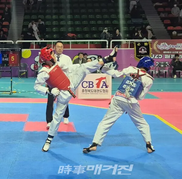 남자중등부 페더급 결승 청 서경중 장하성, 홍 영동중 김대훈 주심 임만수 심판 (사진_이성만 기자)