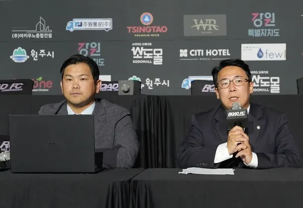 최영기 고문 변호사와 강대규 변호사[사진_ROAD FC 제공]