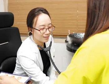 ▲ 장사랑연합내과 박지영 원장 진료 모습.