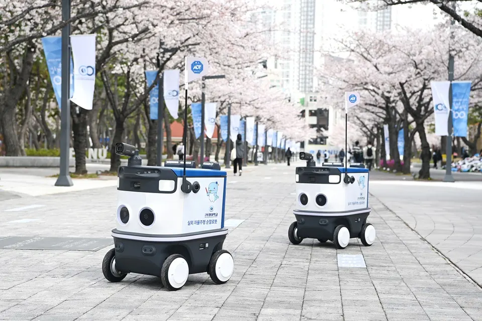 백경광장에서 이동하고 있는 AI 자율주행 순찰로봇.(사진_국립부경대)