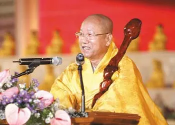 ▲ 부처님 오신 날을 맞이하여 중생들이 가져야 할 봉축법어와 ‘일인전허(一人傳虛) 만인전실(萬人傳實)’를 전하고 계신다.
