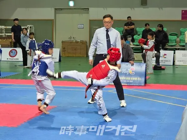 초등부 겨루기 모습(사진_박종문 기자)