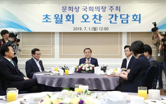 1일 국회 본청 귀빈식당에서 열린 초월회에서 문희상 국회의장이 모두발언을 하고 있다.(사진_국회)