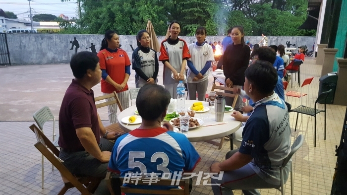 동덕국립대학 합격한 여자야구선수들이 라오스 야구협회 캄파이 회장한테 감사의 인사를 하고 있다.(사진_헐크파운데이션)