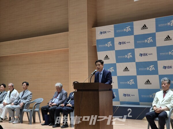 충청북도태권도협회 송석중 회장이 축사하고 있다. (사진_이성만 기자)