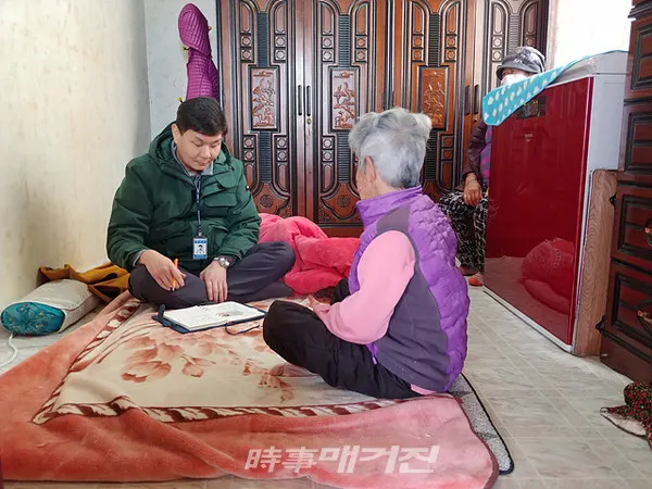 곡성경찰서 여성청소년계는 실종 · 가출 · 학대 · 가정폭력 · 치매 등의 신고 전력이 있는 사회적 약자 등을 상대로 모니터링 후 방문 상담을 통해 보호조치 및 관계기관과의 연계로 사회적약자 등에게 경제적 지원과 체계적인 보호활동을 하는 “아름드리 활동”을 추진하고 있어 주민들로부터 큰 호응을 받고 있다.(사진_곡성경찰서)