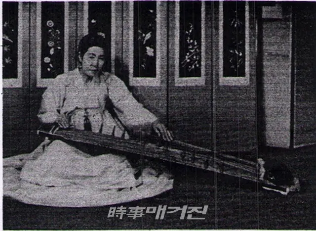 문화재청 국립무형유산원은 오는 12일부터 26일까지 매주 토요일 오후 4시에 국립무형유산원 얼쑤마루 공연장(전북 전주시)에서 올해 탄생 100주년을 맞이한 작고 명인(국가무형문화재 보유자)의 삶을 조명하는 공연인 「2019 명인오마주」를 개최한다.사진은 김춘지 보유자의 가야금 연주 모습이다.(사진_문화재청)
