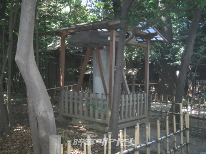 야스쿠니 신사의 북관대첩비위치 : 일본 도쿄 지요다구(千代田區) 야스쿠니 신사억류 시기 : 1905년 10월 28일 히로시마 ~ 2005년 10월 20일 1905년 러일전쟁 때 함경도에 출병한 일본군 2예비사단 여단장 이케다 쇼스케(池田正介) 소장이 일제의 황궁으로 강탈해간 이후, 한민족 정기 억압의 일환으로 야스쿠니 신사로 옮겨 약 1톤의 돌을 비석의 머리에 얹고 100년 동안이나 철창에 가두어 놓았다. 일본의 야만적인 해외문화재 약탈과 대외침략의 상징물이다. (사진제공=북코리아)