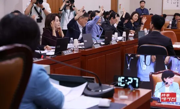국민의힘 의원들이 29일 서울 여의도 국회에서 열린 법제사법위원회 제5차 전체회의에서 형사소송법 개정안에 대해 손들어 토론신청을 하고 있다.  (사진출처 = 뉴시스)