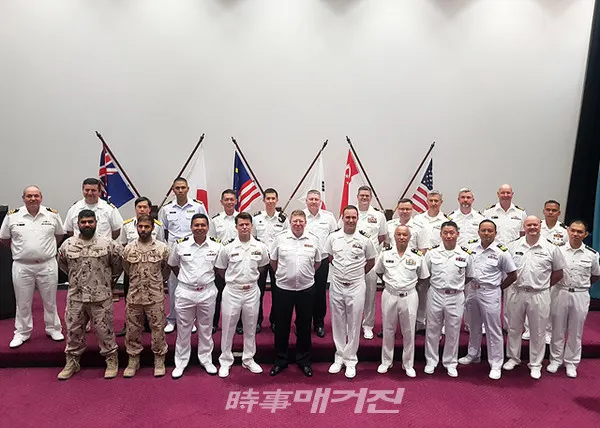 [시사매거진/광주전남=송상교 기자] 해군은 11월 4일(월)부터 15일(금)까지 호주 스털링 인근 해역에서 호주 해군 주최로 실시하는 다국적 연합 잠수함 구조훈련 「2019 서태평양 잠수함 탈출 및 구조훈련(PAC-REACH 2019)」에 참가한다. 11월 4일(월) 호주 스털링 기지에서 열린 「2019 서태평양 잠수함 탈출 및 구조훈련」개막식에서 각 국 대표 및 호주 훈련 관계관들이 함께 기념 촬영을 하고 있다.(앞줄 오른쪽 네 번째, 이순신함장 중령 정창식)(사진_해군)