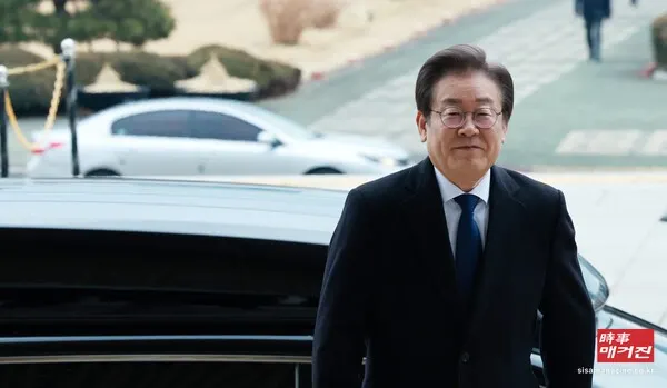 피습 보름 만에 당무에 복귀하는 이재명 더불어민주당 대표가 17일 오전 밝은 모습으로 출근하고 있다.(사진_뉴시스)