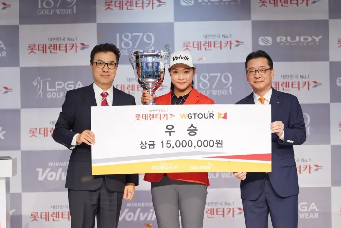 5월 11일(토) 대전 유성구 골프존조이마루에서 열린 ‘2019 롯데렌터카WGTOUR’ 정규투어 2차 대회에서 (좌측부터)골프존 박기원 대표,조예진 선수,롯데렌터카 남승현 부문장이 우승자 시상식 기념 촬영을 하고 있다.