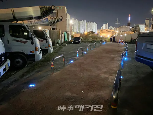 광주광역시 광산구청은 “운남동 자율방범대에서 24일 학생과 주민의 주·야간 교통안전을 위해 마지초등학교에서 운남동성당으로 이어지는 어린이보호구역 통학로에 차량 출입방지 장애물인 볼라드와 야간 점등 도로·인도 구별 표지물인 태양광 LED 표지병 설치를 마쳤다”고 26일 밝혔다. (사진_광주광역시 광산구청)