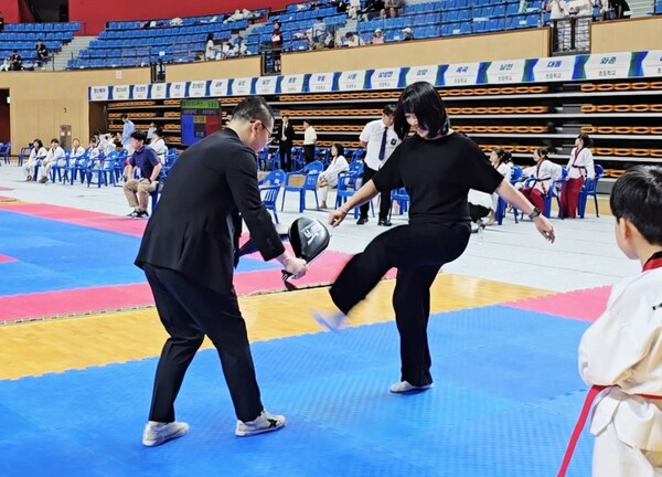 제19회 경산교육지원청 교육장배 태권도대회 학부모 스피드 발차기 경기 모습.  (사진_경산시태권도협회)