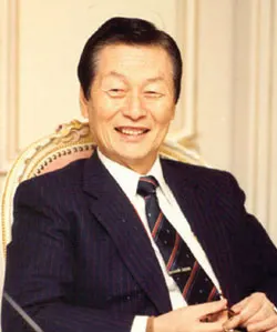 ▲ 1988년 송파구 부지를 매입한 이래 계속되어 온 롯데의 야심찬 꿈인 제2롯데월드. 이는 신격호 회장의 오랜 숙원이자 황태자 신동빈 부회장의 경영능력 증명이 걸린 중차대한 매머드급 프로젝트였는데 결국 MB정부의 ‘기업프렌들리’ 정책이 롯데의 명예를 살려준 것이다. 이 빌딩이 잠실에 들어서게 되면 롯데그룹은 동양에서 가장 높은 빌딩을 잠실에 갖게 되는 셈. 신격호 회장은 “외국에서 벌어온 돈으로 서울에 좋은 작품 하나 만들겠다”고 입버릇처럼 말했다.