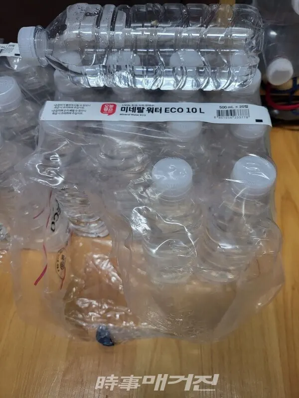 롯데마트에서 구매한 생수에서 이상한 냄새와 맛이 난다고 본지에 제보해 왔다.(사진_시사매거진)
