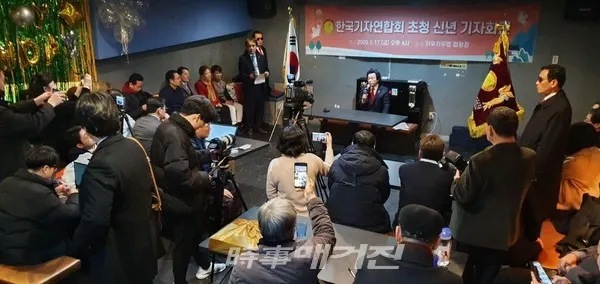 허경영 국가혁명배당금당 대표가 한국기자연합회 회원들과 기자회견을 갖고 있다.