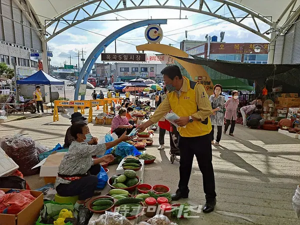 광양시는 “광양시사랑나눔청년봉사단과 옥곡사랑청년회에서 14일 옥곡 5일 시장에서 코로나19 예방을 위한 홍보 캠페인을 실시했다”고 밝혔다.(사진_광양시청)
