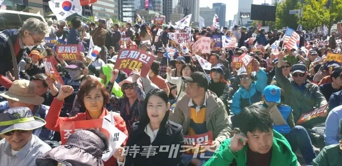 문재인 정권규탄구호를 외치는 국민들
