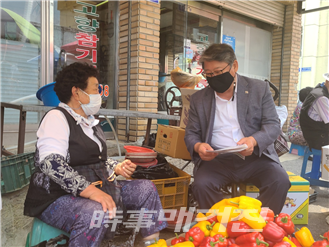 창녕시장에서 상인과 함께하는 조원진 대표(사진_우리공화당)