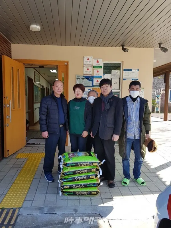 박은교 대표와 김문석 팀장이 정혜재활원을 방문해 쌀을 전달하고 있다 (시사매거진 제주본부 김연화 기자)