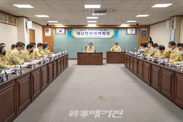 목포시는 "23일 시청 상황실에서 김종식 시장과 국․소단장, 관련 부서장, 동장 등 50여명이 참석한 가운데 코로나19 지역확산 방지를 위한 재난안전대책회의를 갖고 전반적인 대응상황을 점검했다"고 밝혔다.(사진_목포시청)