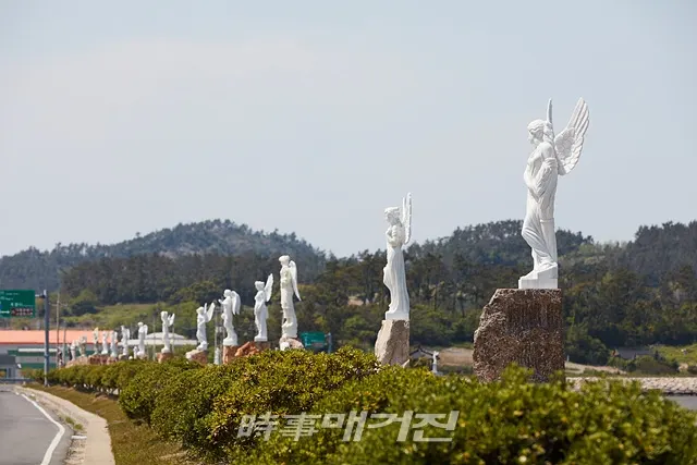 신안군에 따르면 주민의 문화 향유와 문화예술을 통한 지역 활성화를 위해 향후 5년간 1,000억 원의 사업비를 투입하여 섬 전역에 아트프로젝트를 추진한다. 사진은 하의도 천사상야외조각이다.(사진_신안군청)