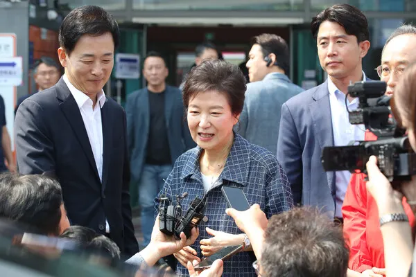 박근혜 전 대통령이 제21대 대통령 선거 사전투표 첫날인 29일 대구 달성군 유가읍행정복지센터에 마련된 사전투표소에서 투표 후 취재진의 질문에 답하고 있다.(사진_국민의힘)