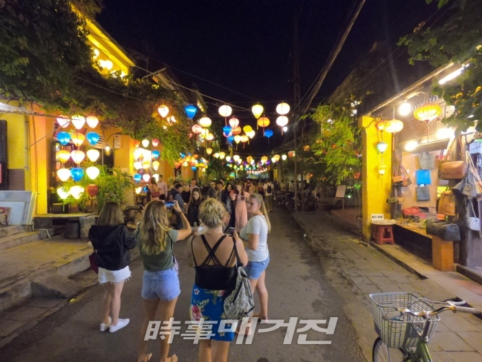 호이안 올드타운의 밤은 빛과 조명들이 만발하며 색다른 자태를 뿜어낸다.