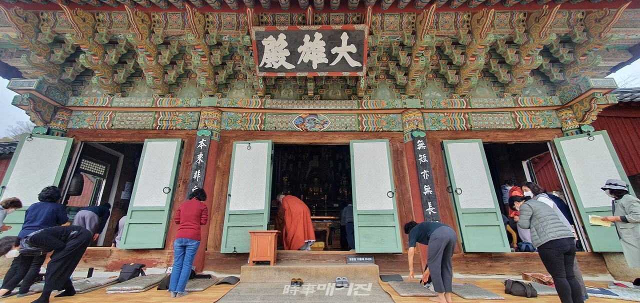 3일 오전 대한불교조계종 제14교구 본사인 선찰대본산 금정총림 범어사(梵魚寺) 대웅전에서 신도들이 사시 예불을 올리고 있다.(사진_한창기 기자)