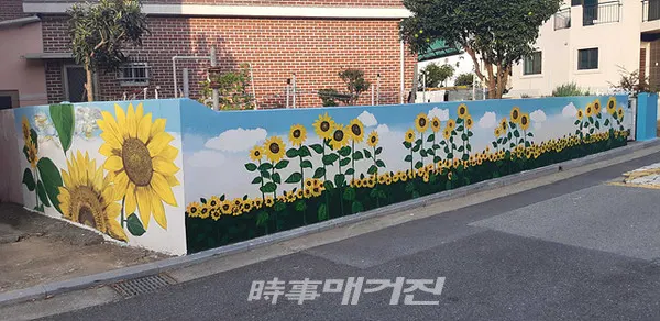 목포시는 “죽교동의 골목길이 자생단체의 참여로 아름다운 벽화거리로 조성됐다”고 28일 밝혔다.(사진_목포시청)
