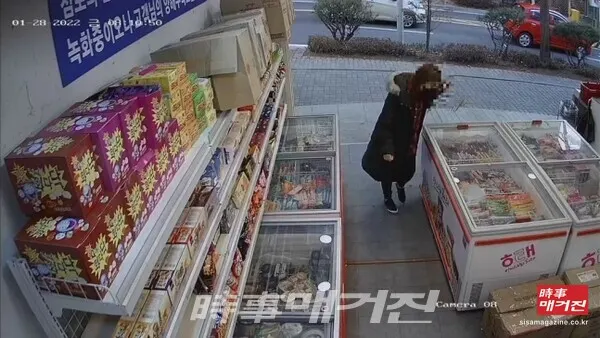 대전유성경찰서는 무인점포에서 200만 원어치 아이스크림을 훔친 혐의(상습절도)로 30대 B씨를 불구속 입건했다고 밝혔다. B씨는 두 차례에 걸쳐 유성구에 있는 한 아이스크림 무인점포에서 아이스크림과 과자를 훔친 혐의를 받고 있다. 사진은 폐쇄회로(CC)TV에 포착된 B씨 모습. 2022.2.15(사진_대전경찰청)