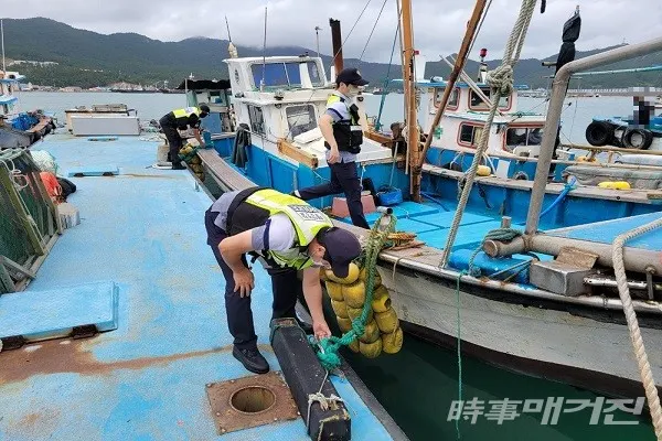 지난22일 태풍 북상에 따라 관내 내항에 정박되어 있는 선박의 고박상태를 점검하고 있는 목포해경서 대원들/사진=목포해양경찰서 제공