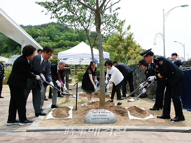 전남지방경찰청은 제39주년 5·18 광주민주화운동 기념일을 맞아, 지방청 앞뜰에 위치한 ‘안병하 공원’에서 공원 현판식과 「5·18 순직경찰관 추도식」을 가졌다. 1부 행사에는 ‘안병하 공원’ 현판식과 기념식수가 진행됐다.[사진 _ 전남지방경찰청]