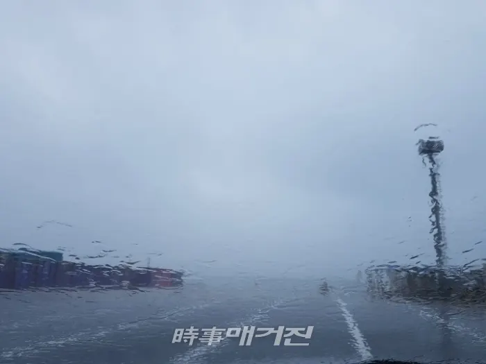 제17호 태풍 타파 북상시 시아가 가릴정도의 많은 비가 내렸다. 차량내에서 촬영한 사진 (사진_  박승연 기자)