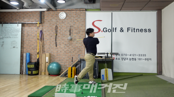거울 앞에서 스윙 연습을 하며 상체와 하체의 회전 차이를 시각적으로 확인한다. /사진_에스골프아카데미