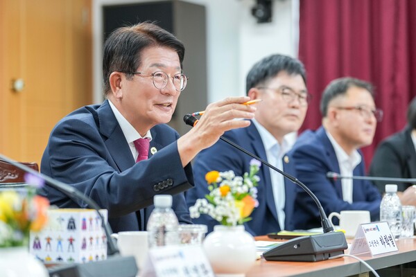하학열 고성군수가 거류면에서 열린 '군민과 함께하는 대전환 소통간담회'에서 주민 건의사항에 답변하며 군정 운영 방향을 설명하고 있다.(사진_고성군)
