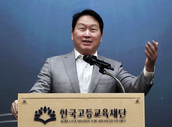 22일 최태원 SK회장 겸 한국고등교육재단 이사장이 서울 강남구 한국고등교육재단(KFAS) 빌딩에서 열린 신진학자상·해외유학장학증서 수여식에서 격려인사를 하고 있다.(사진_sk그룹)