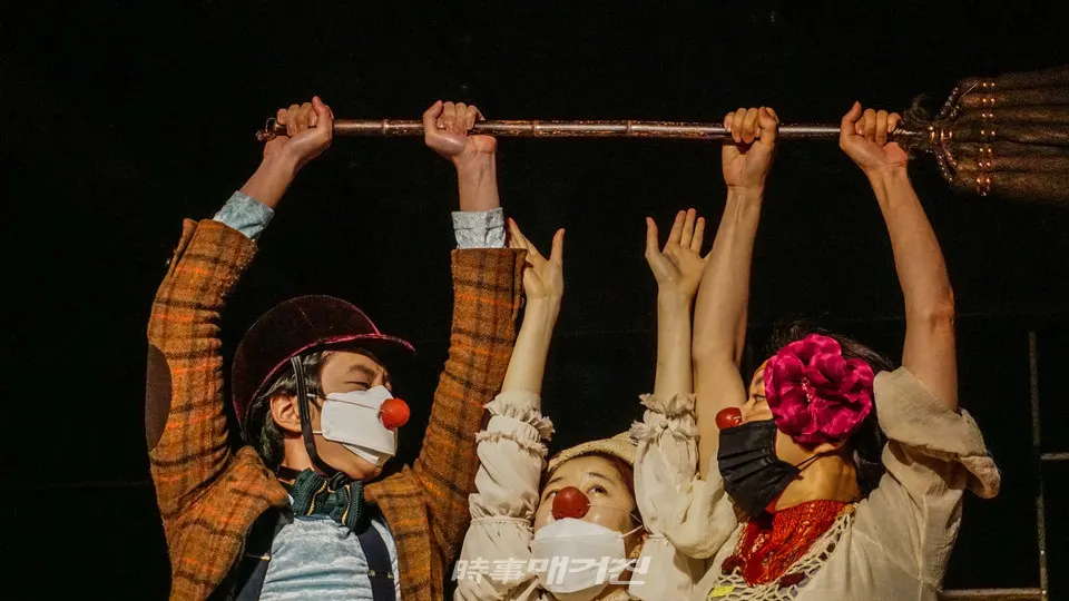 음악극 ‘더 클라운(The Clown)’ 세 번째 이야기 'Magic Frame(매직 프레임)' 중에서 (사진제공=극단 벼랑끝날다)