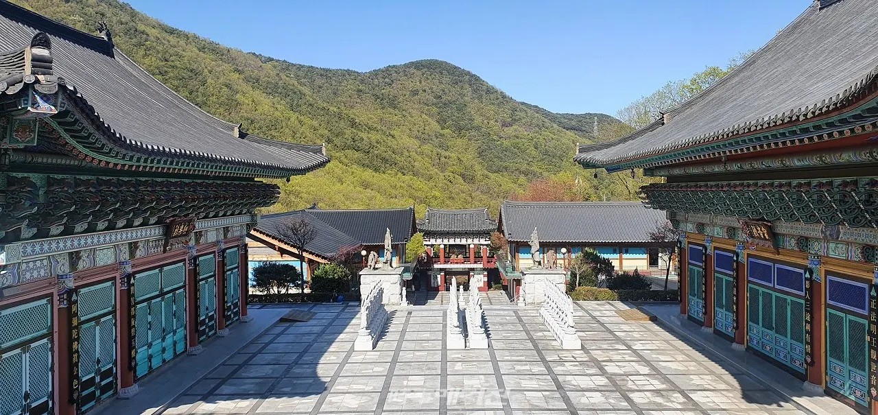 경남 의령군 의령읍 하리 백화산 천년 고찰의 성지로 알려져 있는 백화산은 백두대간에서 불거진 진양기맥이 북쪽에서 담을 두른 명산으로 유명하다.(사진_한창기 기자)