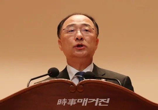 홍남기 경제부총리(사진_시사매거진)