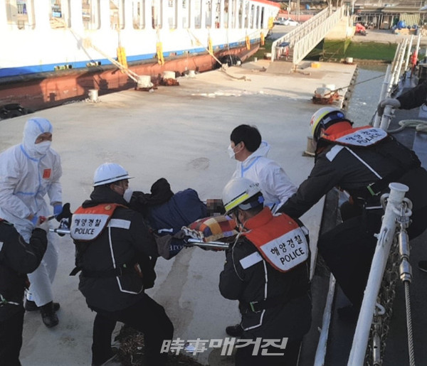 목포해양경찰서는 “16일 전남 신안군 하의도에 거주하는 70대 전신 쇠약 증세와 함께 거동이 어려운 섬 주민을 긴급이송했다”고 밝혔다.(사진_목포해양경찰서)
