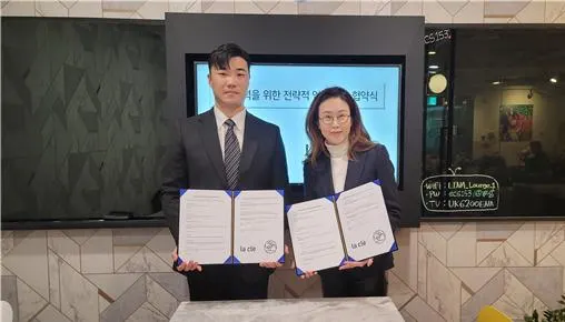 (좌)배관구 한무랑컴퍼니 대표, (우)김아라 라끌레 대표 업무협약을 체결하고 있다.