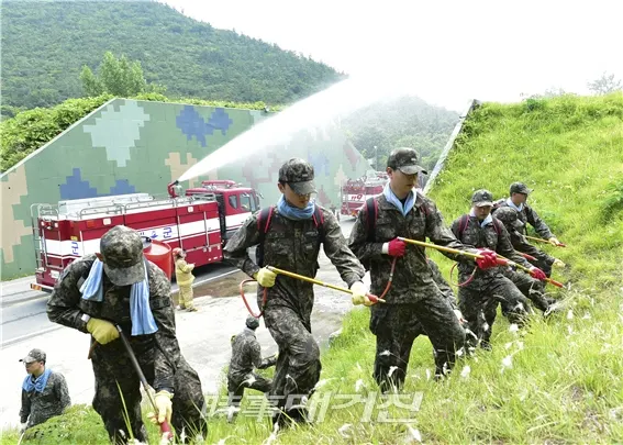 18일 무기지원대대 부대 내 산불 화재훈련 현장에서 함대 소방요원들과 영암소방서 대원 등 관ㆍ군 합동 소화전력이 등짐펌프와 소방차를 이용해 산불화재 진화훈련을 실시하고 있다.(사진_해군3함대)