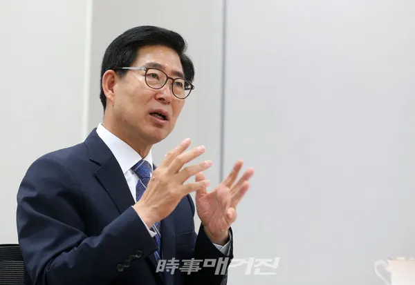 양승조 충남지사는 지난 6일 자신의 페이스북을 통해 “개혁은 멈출 수 없다. 케케묵은 낡은 관행이라는 적폐도 반드시 도려내야 한다”고 강조했다.