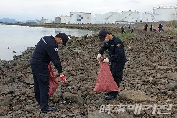 목포해경이 연안 해역을 중심으로 해양쓰레기 수거활동을 하고 있다/사진=목포 해양경찰서 제공
