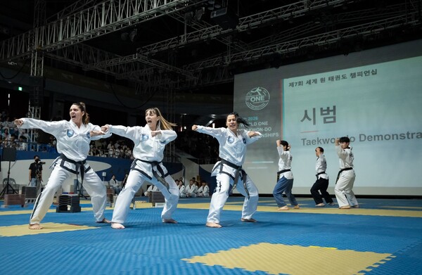 WT와 ITF 태권도인들이 함께 선보인 합동 시범 모습. 사진_ONE챔피언쉽 조직위원회