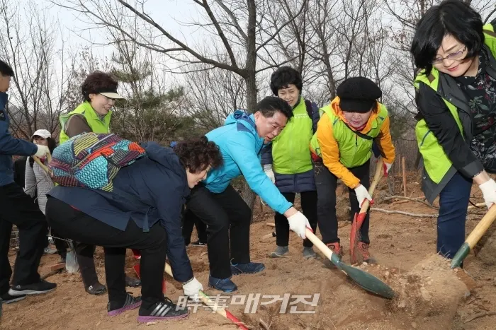 지난 5일 오전 관악구 선우공원에서 펼쳐진 제74회 식목일 나무심기 행사에서 박준희 관악구청장이 나무를 심기위해 땅을 고르고 있다. [사진_관악구청 제공]