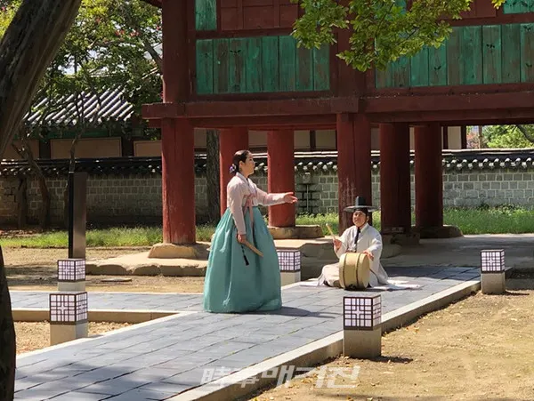 한국관광공사는 “팝 스타일을 가미한 한국의 전통음악에 현대적 춤사위를 섞어 젊은 취향의 새로운 한국 관광홍보 영상을 제작, 국내‧외에 돌풍을 일으킨 영상물 추가 촬영에 들어갔다”고 밝혔다. 사진은 방수미 명창 메이킹필름 촬영현장이다.(사진_한국관광공사)